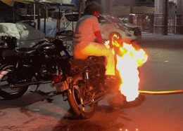 हरियाणा के इस शख्स ने बुलेट बेचने के लिए अपनाया ऐसा तरीका की हो गई जेल, वायरल हो रहा स्टंट का वीडियो