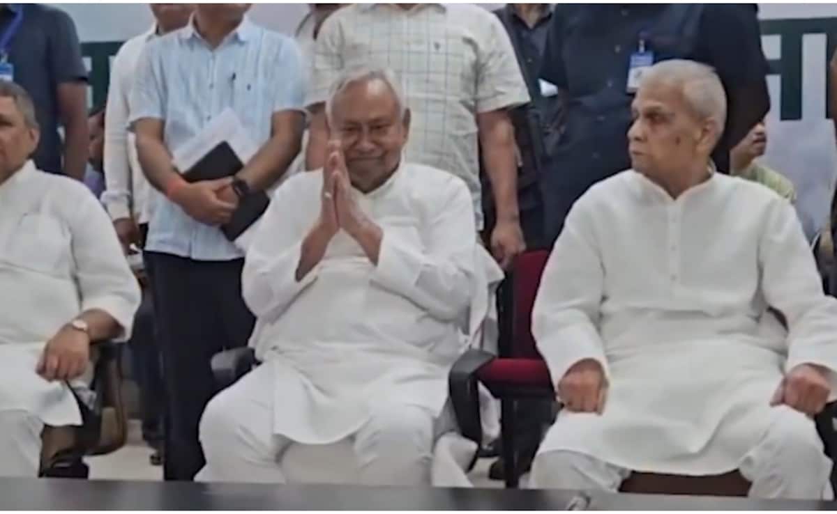 Bihar Politics: जेडीयू दफ्तर में निशांत कुमार को पहनाया गया चांदी का मुकुट, 3 मई से करेंगे बिहार यात्रा