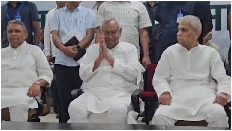 Bihar Politics: जेडीयू दफ्तर में निशांत कुमार को पहनाया गया चांदी का मुकुट, 3 मई से करेंगे बिहार यात्रा