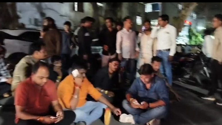 उज्जैन में मंदिर हटाने पर बवाल, दो पक्षों में जमकर हुआ पथराव, SI का सिर फूटा; हिरासत में लिए गए 2 लोग