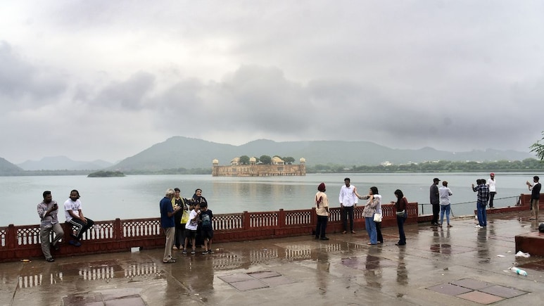 Rajasthan Weather: राजस्थान में आंधी-बार&zwj;िश के साथ ग&zwj;िरी आकाशीय ब&zwj;िजली, जानें अगले दो द&zwj;िन के मौसम का हाल&nbsp;