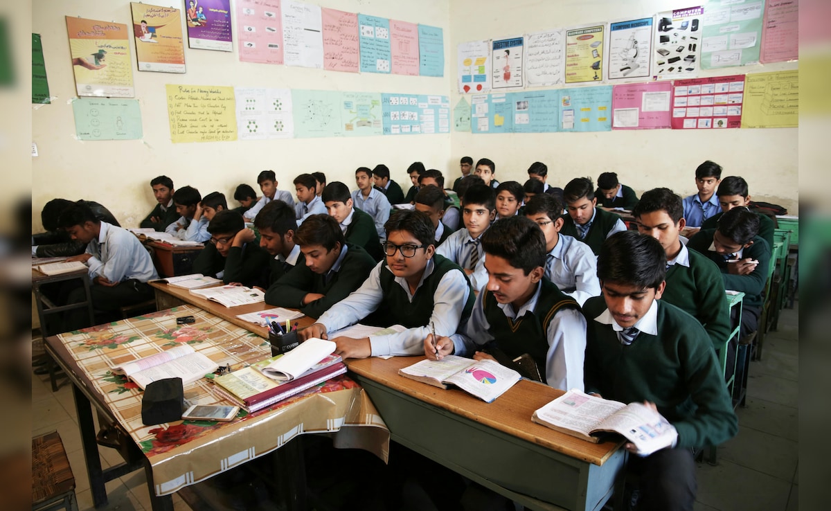 CBSE Class 10 Second Board Exam 2026: Basic Maths वाले क्‍या Standard Maths का एग्‍जाम दे सकेंगे? फीस भरकर भी नहीं दिया पेपर तो क्‍या होगा?