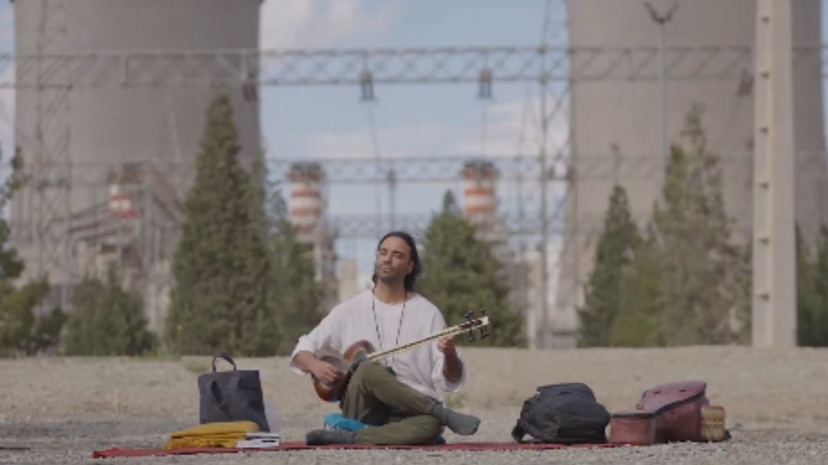 'तार' की धुन से शांति का संदेश... ट्रंप की धमकी के बाद ईरान के पावर प्लांट में दो दिन से बैठा कलाकार कौन है?