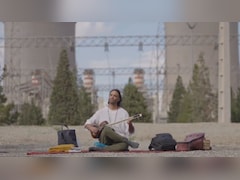 'तार' की धुन से शांति का संदेश... ट्रंप की धमकी के बाद ईरान के पावर प्लांट में दो दिन से बैठा कलाकार कौन है?