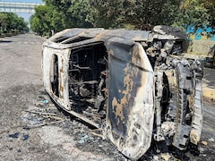 नोएडा में बवाल की 10 तस्वीरें, पुलिस वैन, कारों में तोड़फोड़, आगजनी, चिल्ला बॉर्डर से अक्षरधाम तक ट्रैफिक जाम