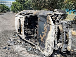 नोएडा में बवाल की 10 तस्वीरें, पुलिस वैन, कारों में तोड़फोड़, आगजनी, चिल्ला बॉर्डर से अक्षरधाम तक ट्रैफिक जाम