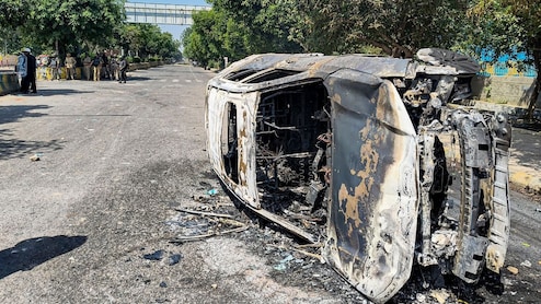 नोएडा में बवाल की 10 तस्वीरें, पुलिस वैन, कारों में तोड़फोड़, आगजनी, चिल्ला बॉर्डर से अक्षरधाम तक ट्रैफिक जाम