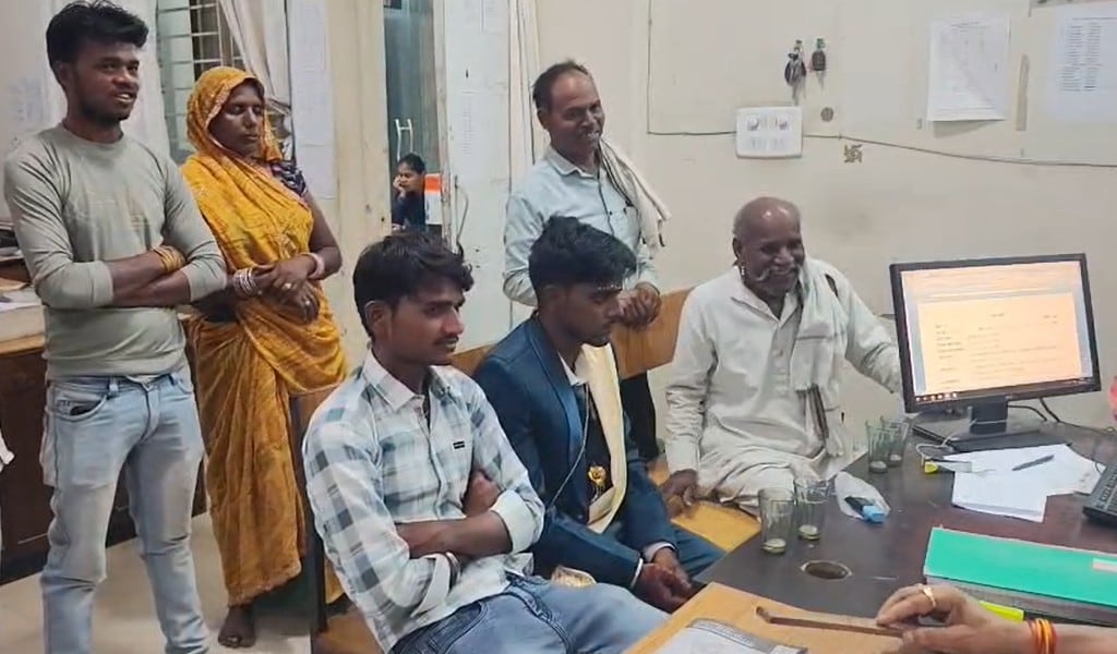 बदसलूकी के खिलाफ थाने पहुंचा दलित परिवार