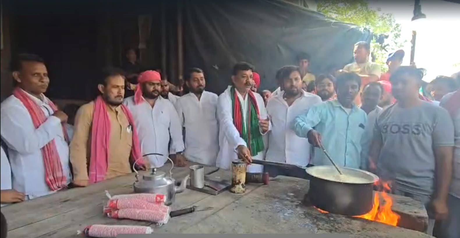 Fatehpur Aryan Tea Shop: एक हफ्ते से बंद पड़ी आर्यन की दुकान ने आज सपा कार्यकर्ता जुटे और दुकान को शुरु करवाया.