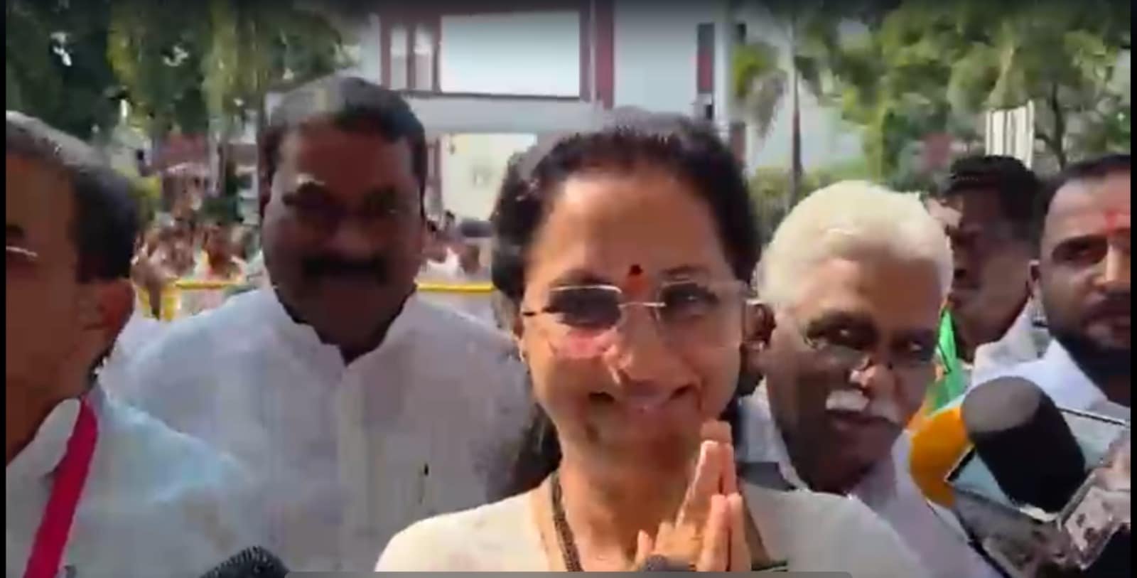 बारामती उपचुनाव में प्रचार के आखिरी दिन सुनेत्रा पवार के समर्थन में सुप्रिया सुले भी मंच पर पहुंचीं