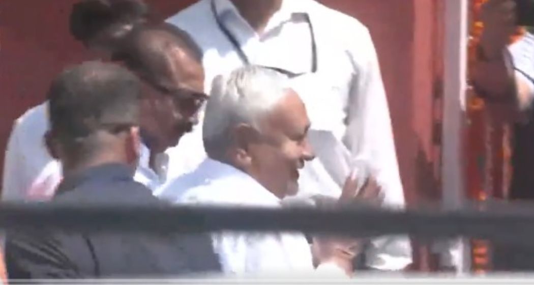 Nitish Kumar News: भीड़ से घिरे, जनता को देख जोड़े हाथ...इस्तीफे से पहले कुछ ऐसे नजर आए CM नीतीश कुमार,VIDEO