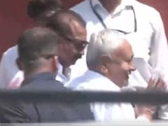 Nitish Kumar News: भीड़ से घिरे, जनता को देख जोड़े हाथ...इस्तीफे से पहले कुछ ऐसे नजर आए CM नीतीश कुमार,VIDEO