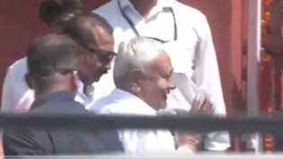 भीड़ से घिरे, जनता को देख जोड़े हाथ...इस्तीफे से पहले कुछ ऐसे नजर आए नीतीश कुमार,VIDEO