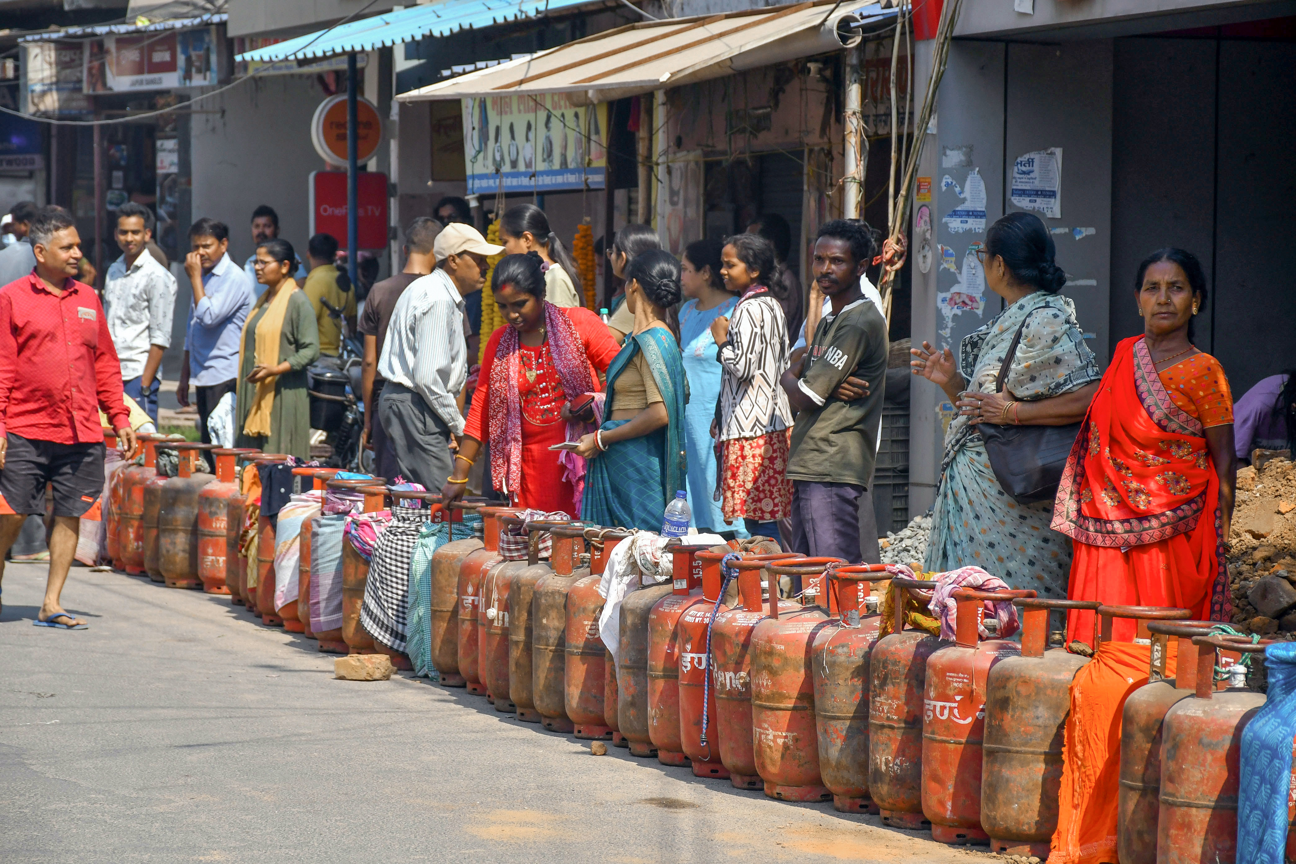 LPG-PNG सप्लाई को लेकर अब क्या है स्थिति? पेट्रोलियम मंत्रालय ने बताया