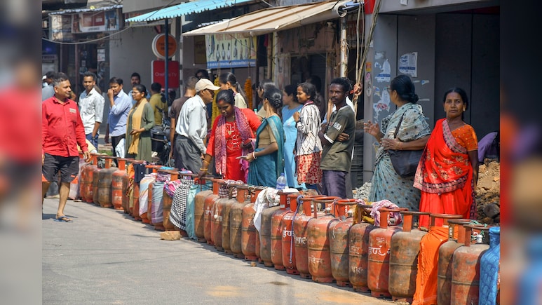 LPG-PNG सप्लाई को लेकर अब क्या है स्थिति? पेट्रोलियम मंत्रालय ने बताया