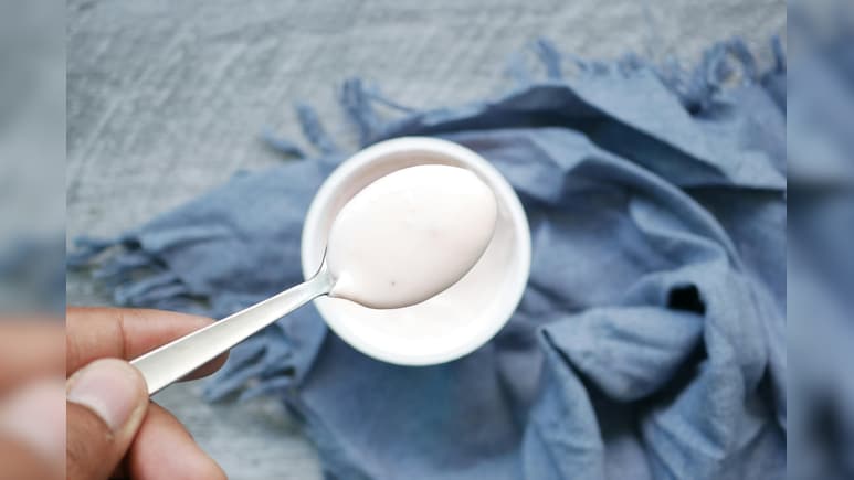 Curd Tips: गर्मियों में दही जल्दी खट्टा हो जाता है? इन आसान तरीकों से बनाए रखें ताजा और स्वादिष्ट