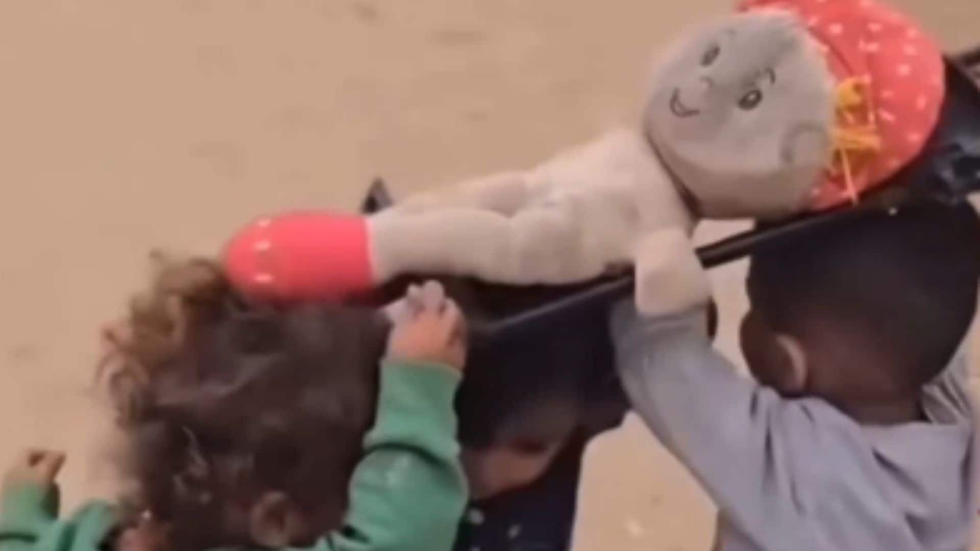 गुड्डे-गुड़ियों का 'जनाजा' निकाल रहे गाजा के बच्चे, मासूमों के मन में घर कर गई है जंग की त्रासदी- VIDEO