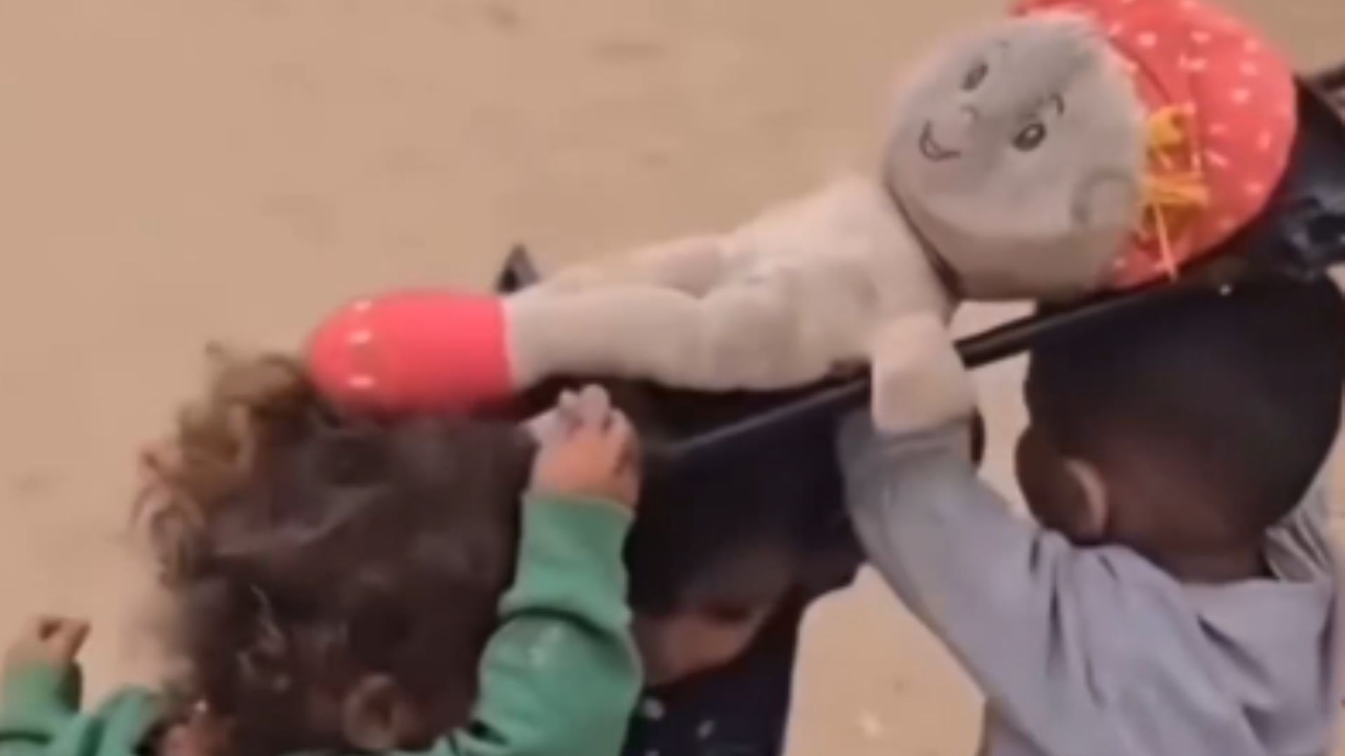 गाजा में गुड़िया का 'जनाजा' निकालते रहे बच्चे, जिसने VIDEO देखा दहल गया