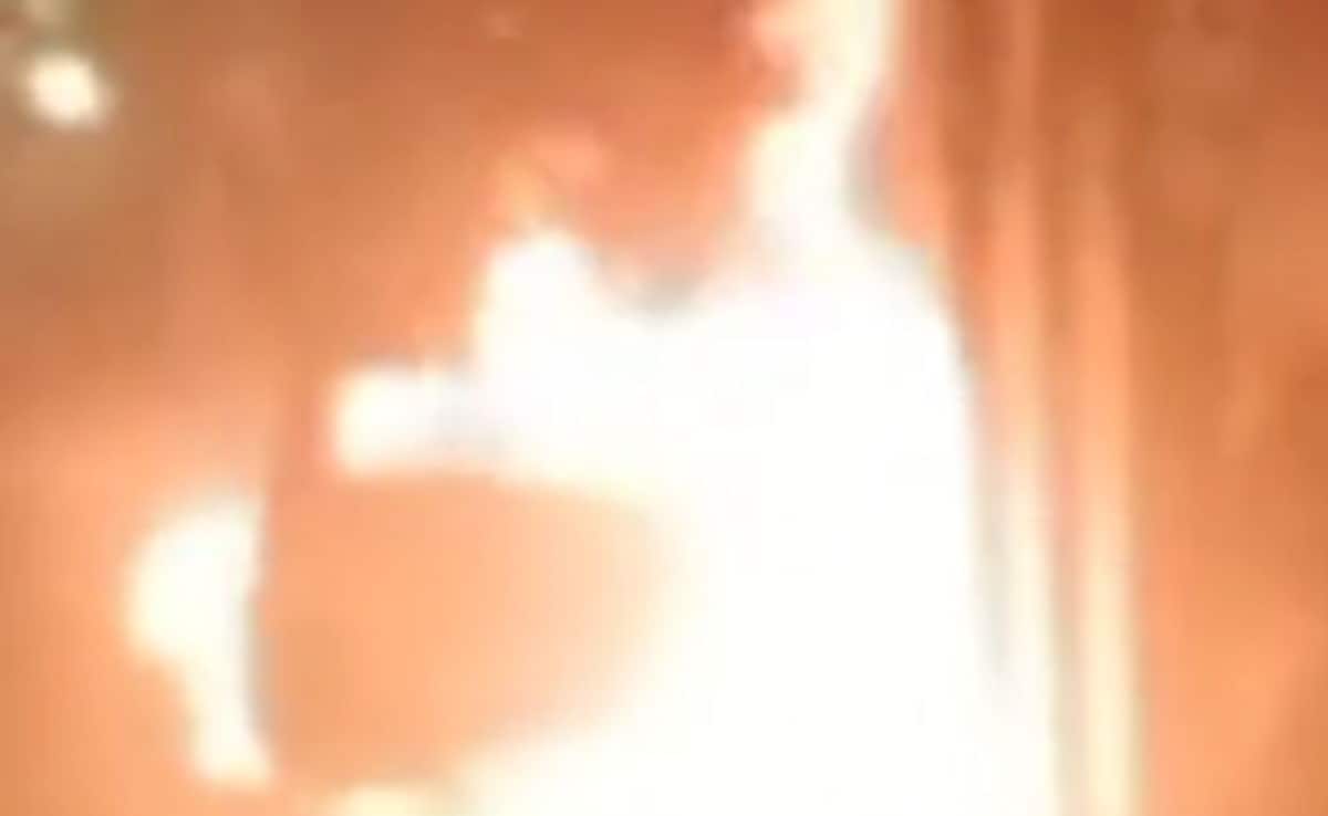 Bihar: बारातियों से भरी स्कॉर्पियो कार सड़क पर धूं-धूं कर जली, शीशा तोड़ा... फिर कूद के बचाई जान