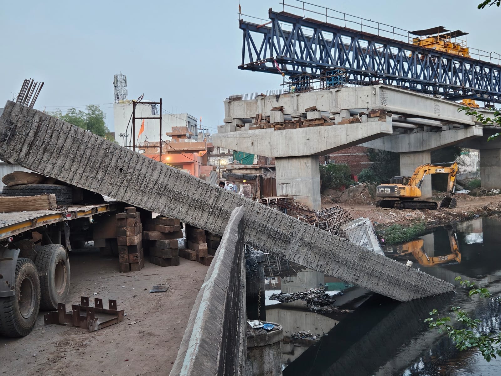 ग्वालियर में ड्रीम प्रोजेक्ट पर हादसा: गिरा गार्डर, जांच के आदेश