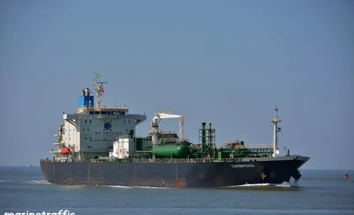 ईरान ने होर्मुज किया 'बंद', 2 सुपर टैंकर्स लौटाए, हालात बिगड़ने से पहले भारत का जहाज 'सेफ जोन' में पहुंचा