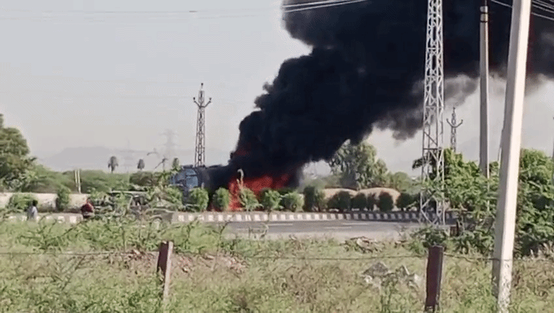 अजमेर में केमिकल से भरे टैंकंर में भीषण आग, ब्यावर-अजमेर हाईवे बंद&nbsp;