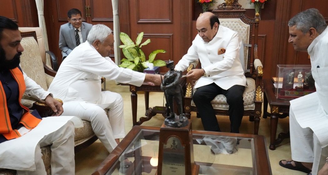 मुख्यमंत्री नीतीश कुमार ने लोकभवन में राज्यपाल को सौंपा इस्तीफा