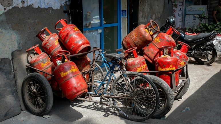 LPG सिलेंडर वालों के लिए जरूरी खबर: HP Gas, Indane और Bharat Gas ने ग्राहकों को किया अलर्ट, भूलकर भी न करें नजरअंदाज