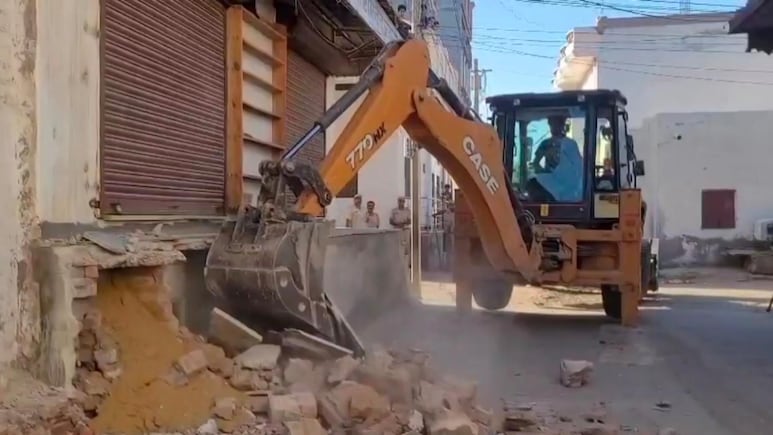 बीकानेर में बुलडोजर एक्शन: हिस्ट्रीशीटर सीताराम के अवैध मकान पर चला प्रशासन का डंडा