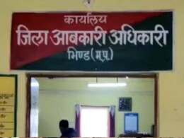 भिंड में आबकारी दफ्तर बना अखाड़ा: शराब ठेकेदार की दिखी गुंडागर्दी, अधिकारी को कुर्सी से खींचा, जान से मारने की धमकी दी