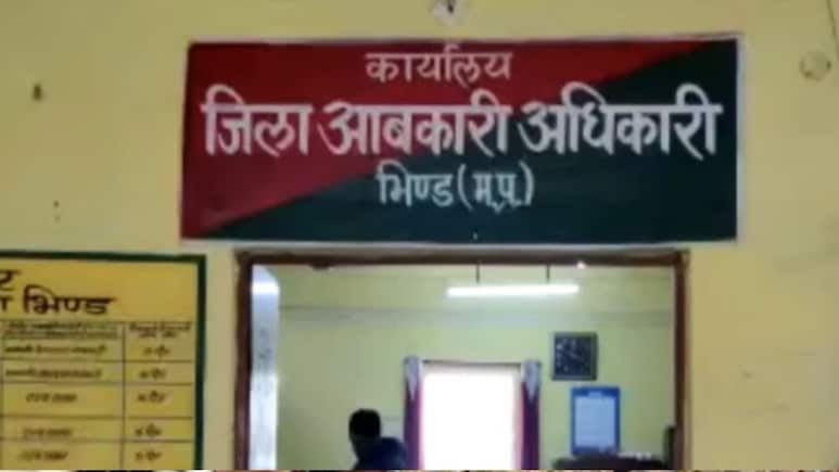 भिंड में आबकारी दफ्तर बना अखाड़ा: शराब ठेकेदार की दिखी गुंडागर्दी, अधिकारी को कुर्सी से खींचा, जान से मारने की धमकी दी