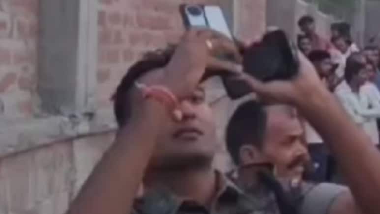 ब&zwj;ि&zwj;हार: लड़के के प्&zwj;यार में पागल 15 साल की लड़की टावर पर चढ़ी, 4 घंटे तक चला हाई वोल्टेज ड्रामा