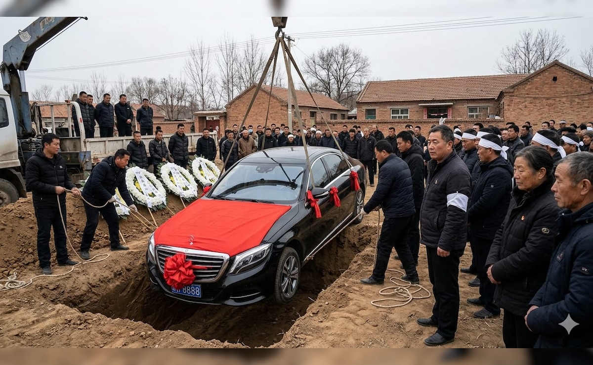 परलोक में मर्सिडीज की सवारी! बाप की मय्यत पर बेटों ने जमीन में गाड़ दी डेढ़ करोड़ की लग्जरी कार