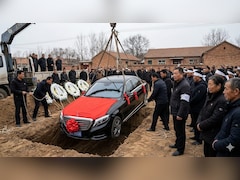 परलोक में मर्सिडीज की सवारी! बाप की मय्यत पर बेटों ने जमीन में गाड़ दी डेढ़ करोड़ की लग्जरी कार