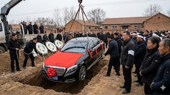 परलोक में मर्सिडीज की सवारी! बाप की मय्यत पर बेटों ने जमीन में गाड़ दी डेढ़ करोड़ की लग्जरी कार