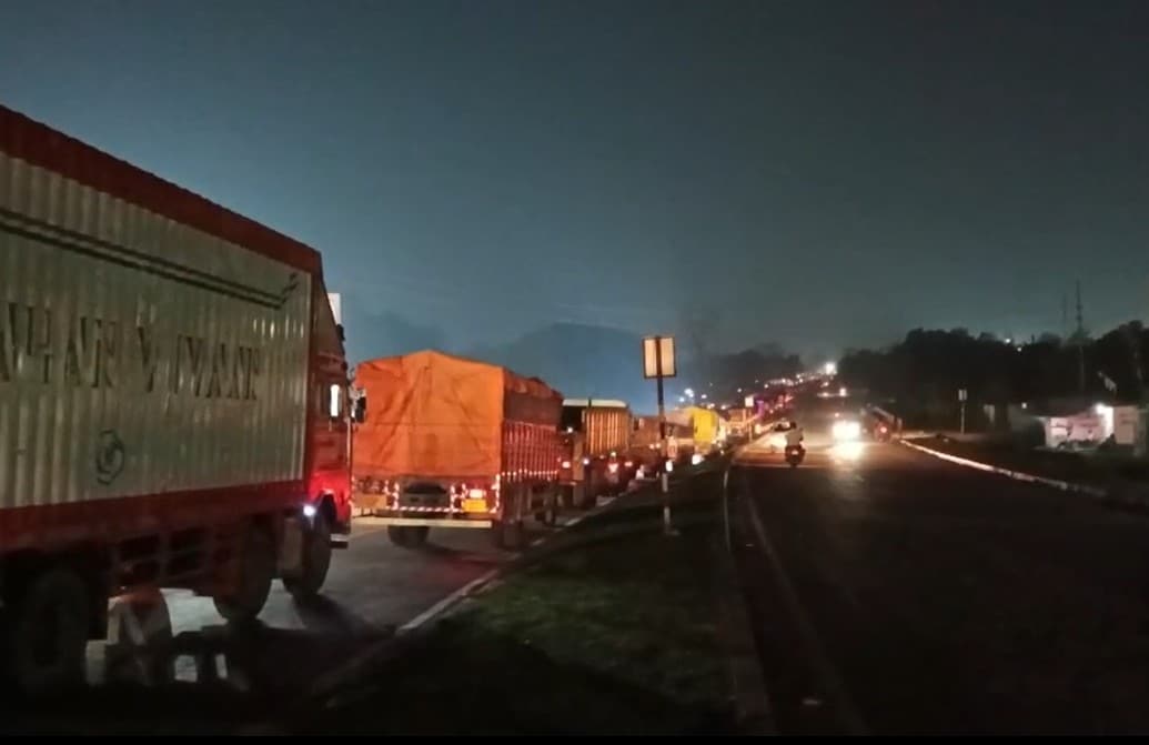 गुस्साए ग्रामीणों ने सड़क किया जाम