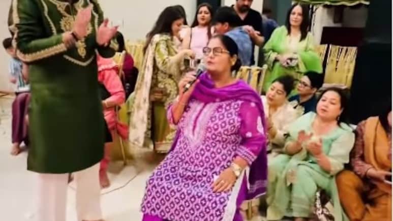 कपिल शर्मा ही नहीं उनकी मम्मी भी हैं कमाल की सिंगर, 74 की उम्र में गाया भजन तो फैंस बोले- बेटे से ज्यादा मां में हुनर