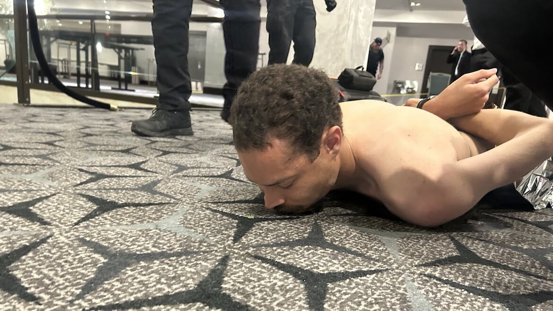 டிரம்ப் நிகழ்ச்சி துப்பாக்கிச் சூடு நேரலைத் தகவல்கள்: பத்திரிகையாளர் இரவு விருந்தில் துப்பாக்கிச் சூடு நடத்தியவர் ஓர்