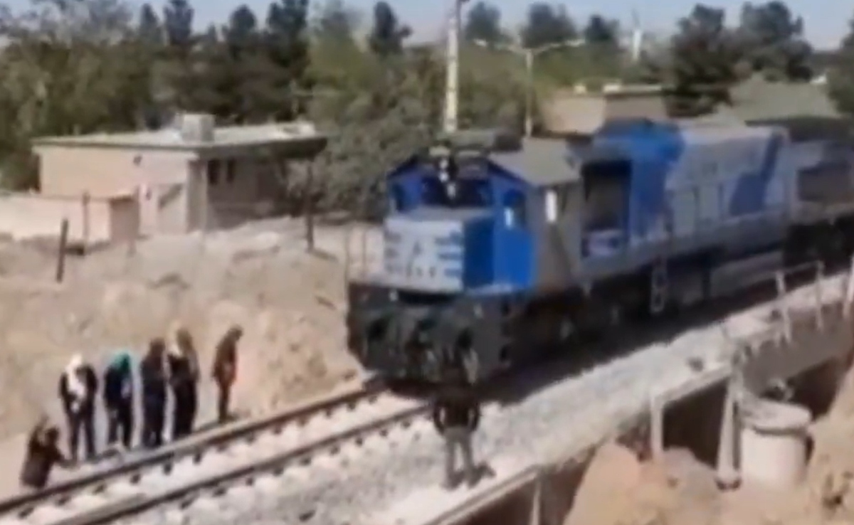 जिस रेलवे पुल को इजरायल ने दो दिन पहले उड़ाया था, उस पर आज ईरान ने दौड़ा दी ट्रेन