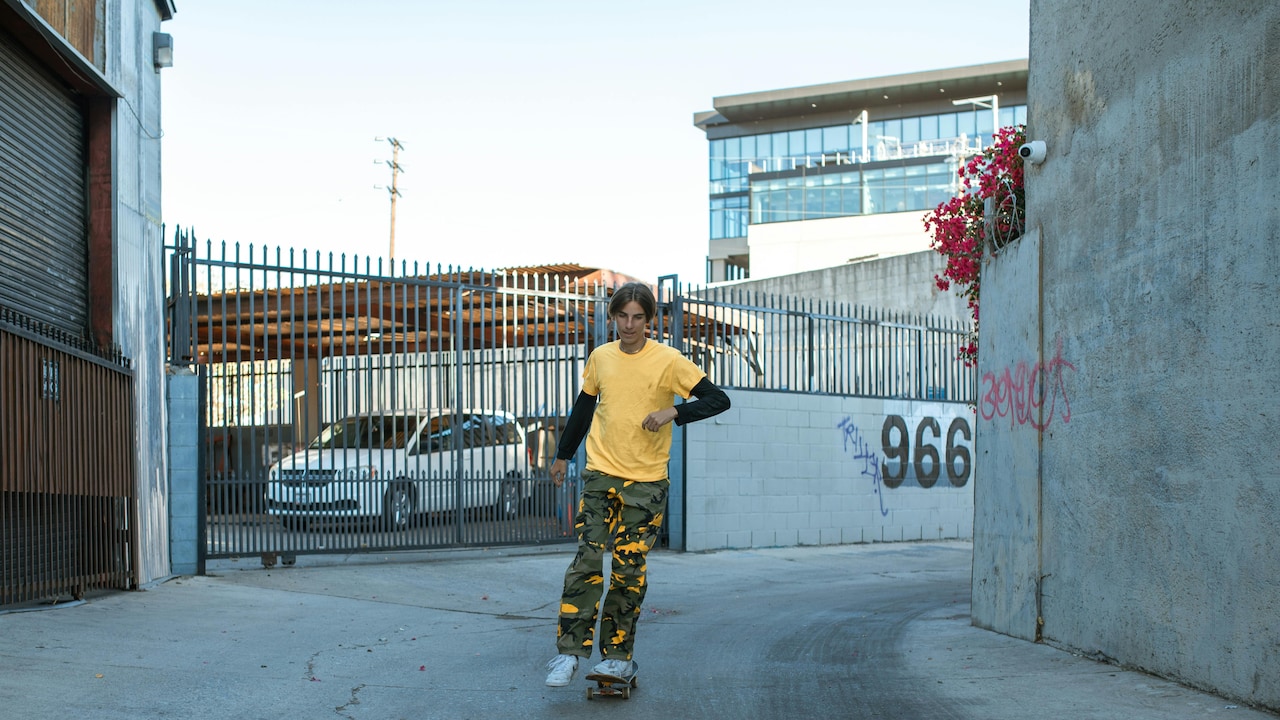 Stylish cargo pants for men with multiple pockets