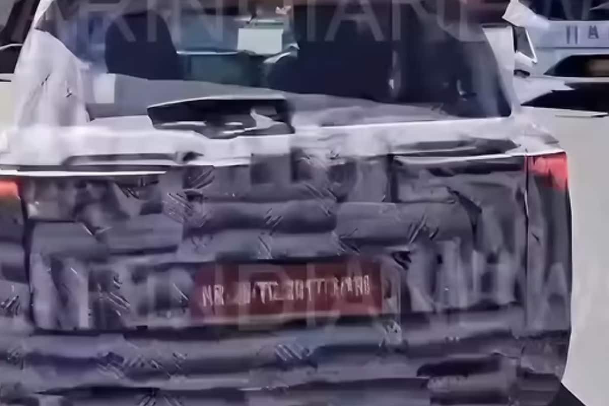 Maruti Suzuki Brezza Facelift Spy (Image Source- CarIndiaNews)