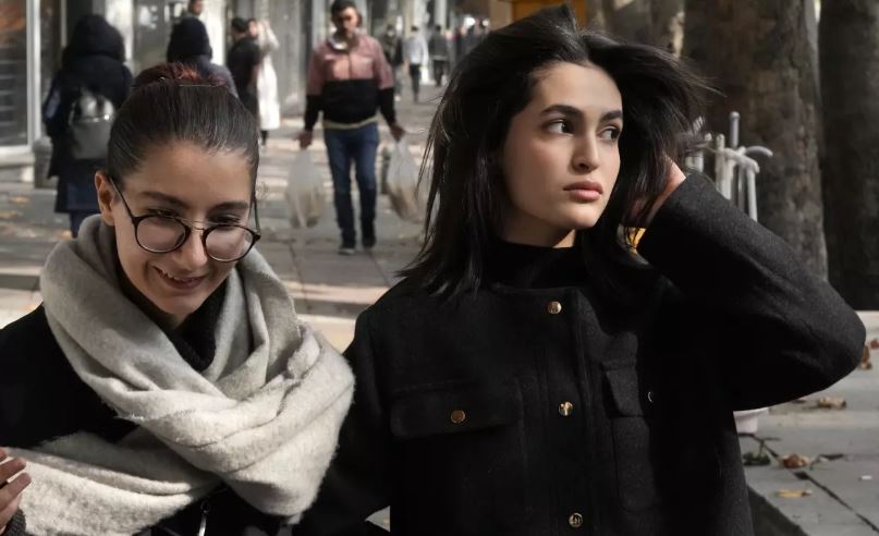 क्या जंग के बीच ईरान में महिलाएं आजाद हो गई हैं या बिना हिजाब आ रही तस्वीरों की सच्चाई कुछ और