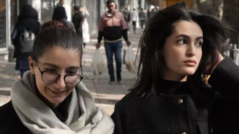 क्या जंग के बीच ईरान में महिलाएं आजाद हो गई हैं या बिना हिजाब आ रही तस्वीरों की सच्चाई कुछ और