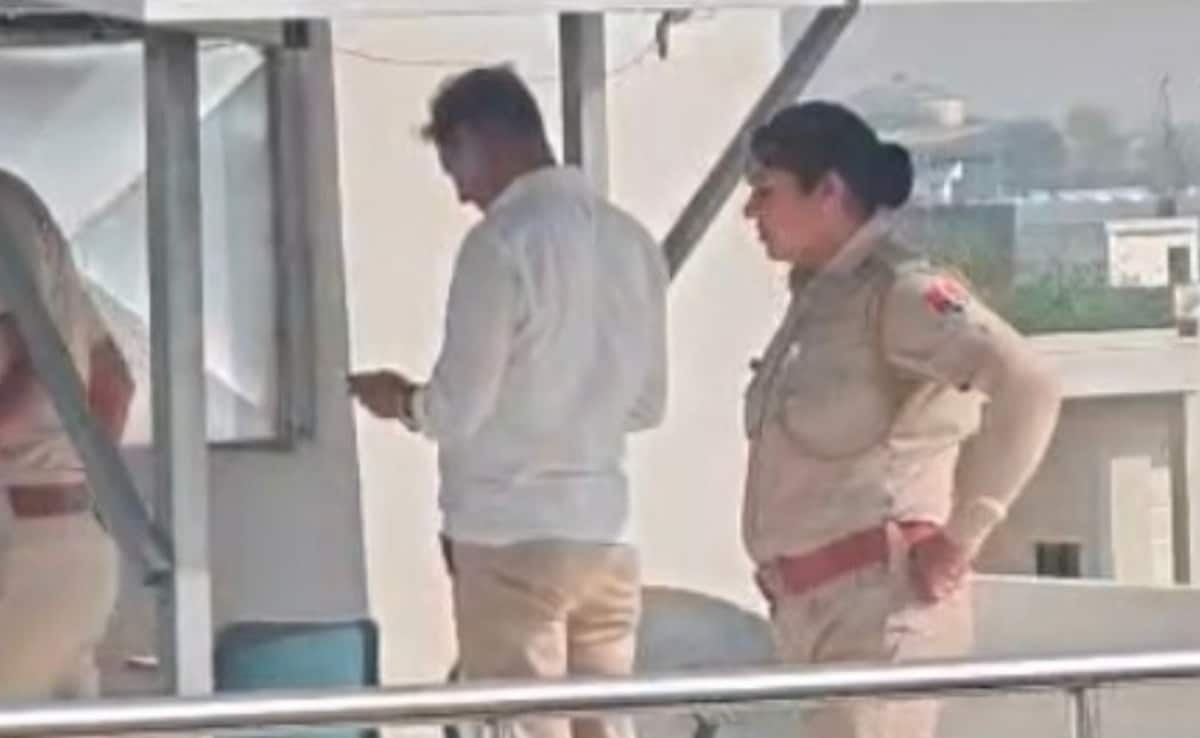 सवाई माधोपुर में छात्र ने क‍िया सुसाइड, तीसरी मंज‍िल पर लगे सोलर पैनल से लटका 