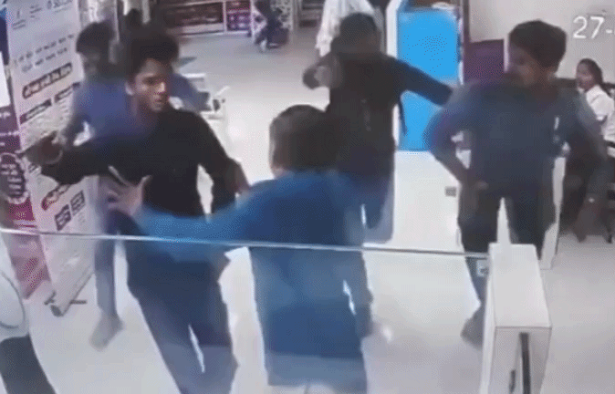 गुजरात: SBI में लूट का VIDEO, हथियार लेकर बैंक में घूसे 5-6 बदमाश, &nbsp;50 लाख रुपए समेटकर फरार