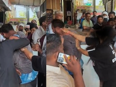 Akola News : छेडछाड केली म्हणून तरुणींकडून लाथाबुक्क्यांनी बेदम मारहाण; जखमी तरुणाबाबत वेगळीच चर्चा