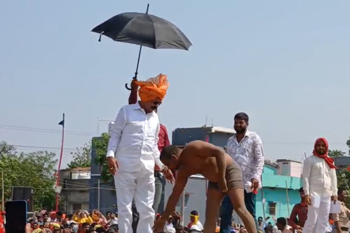 अनंत सिंह के गांव में लड़ रहे ईरान के पहलवान, दंगल छोड़ मोकामा विधायक के राजसी अंदाज को निहार रहे दर्शक