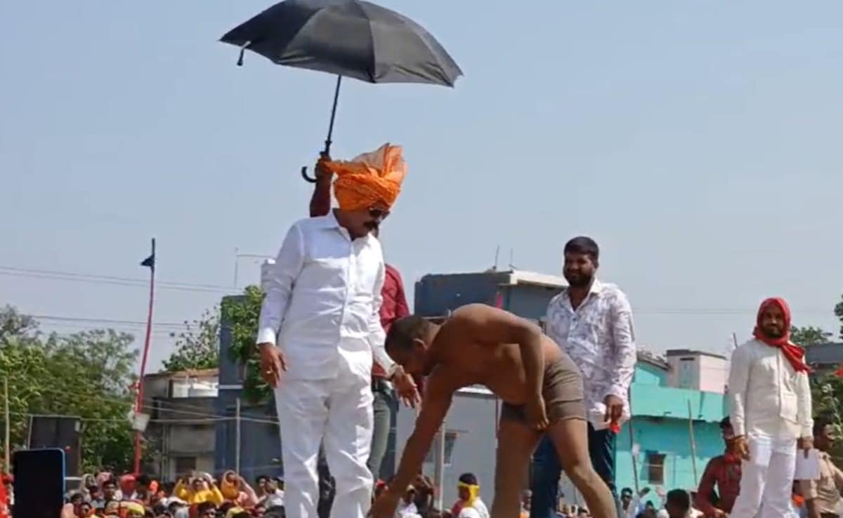 अनंत सिंह के गांव में लड़ रहे ईरान के पहलवान, दंगल छोड़ मोकामा विधायक के राजसी अंदाज को निहार रहे दर्शक