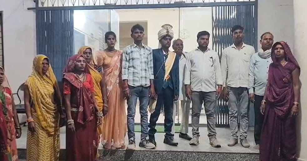 न्याय के लिए थाने में दुल्हे के साथ पहुंचा दलित समाज