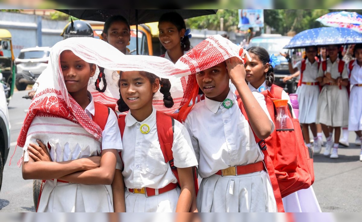 भीषण गर्मी कारण नोएडा में आज से स्कूलों के समय में बदलाव,जानें अब क्या होगा  टाइम | Due to intense heat and heatwave school timings in Noida changed  from today
